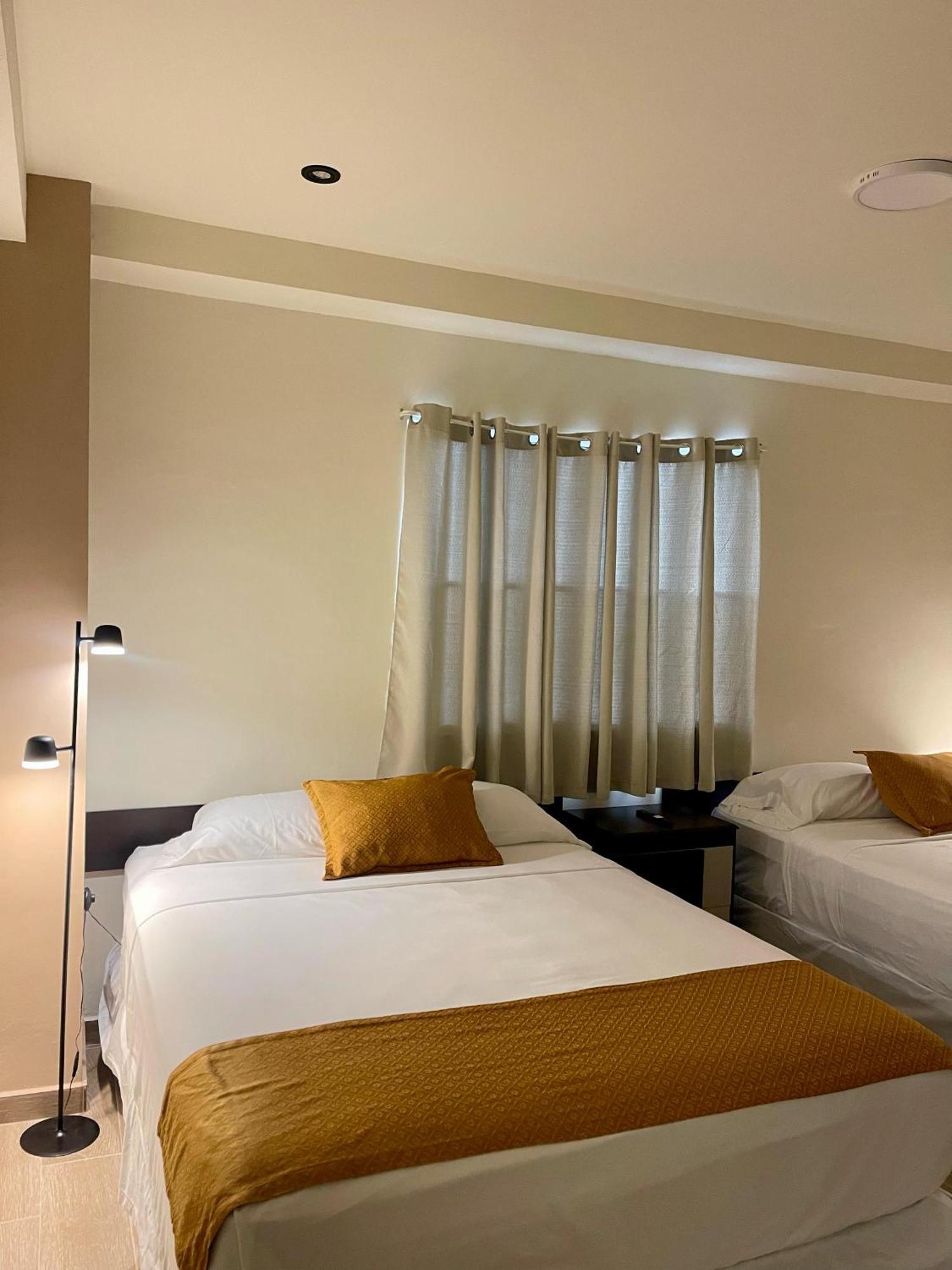 Hotel Villa Serena San Benito San Salvador Esterno foto